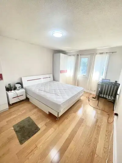 Bright & Spacious Room for Rent – Mississauga City Centre (L5B 3V5) • Available Dec 1 • $980/month (...