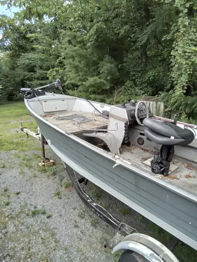 Needs work all aluminum welded hull see pics motor has trlm roller trailer new dc battery can be see...