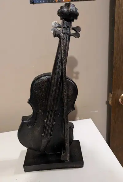 Decorative violin for sale Great condition 10.00 CASH only