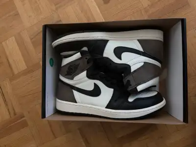 Jordan 1 Mocha High OG Size 9, View more
