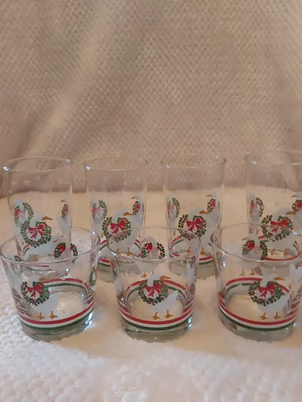 Vintage 1980's Libbey Set of 7 Christmas Goose & Wreath Glasses! in Arts & Collectibles in Saint John - Image 11