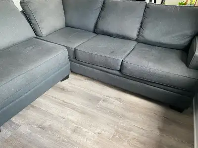 Sofa en L (90 par 84 pouces) gris foncé