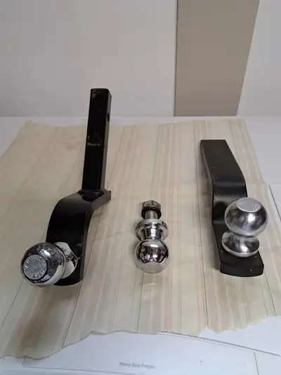 boule de1 7/8 po avec tube de 1 1/4 po 20$ +boule de 1 7/8 po avec tube plat de 2 po 15$ +une boule...