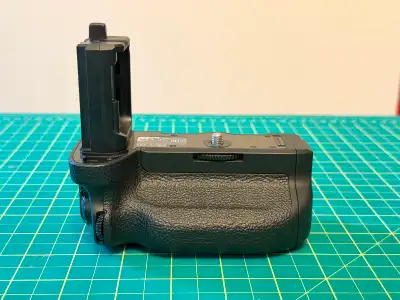 Sony VG-C4EM vertical battery grip compatible with • Sony Alpha 1 (a1) • Sony Alpha 7 IV / a7 V • So...