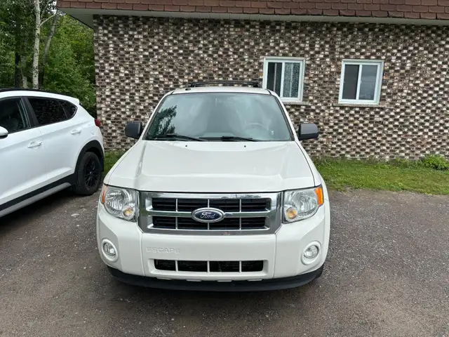 Mechanic Special – 2012 Ford Escape V6 AWD – 108,000 km – Runs G in Cars & Trucks in City of Montréal - Image 4