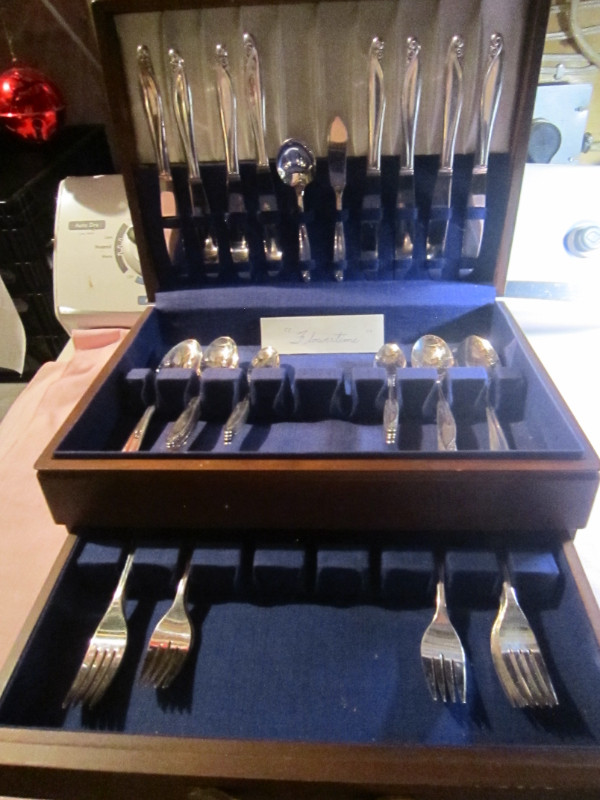 FLOWER TIME silverware set, Service for 8 in Arts & Collectibles in Portage la Prairie - Image 2