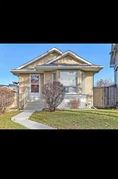 Upper Level Single Home for Rent $1400 Spacious and well-kept upper level of home available for rent...