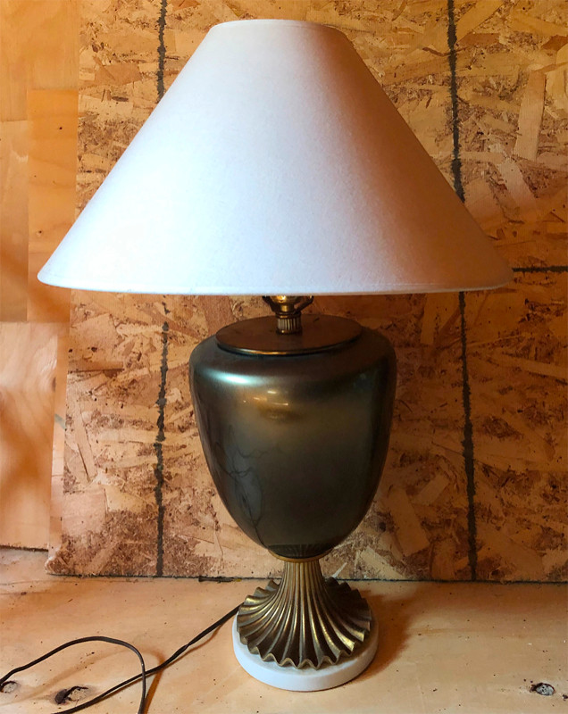 ANTIQUITÉ : 2 Lampes de table en métal et 1 seul abat-jour in Indoor Lighting & Fans in Shawinigan