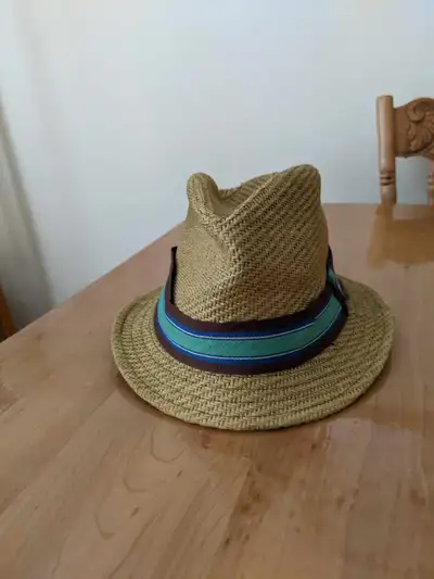 Beau chapeau avec son ruban. Taille small-medium. Marque Corona. Tres propre et en bon etat. Convien...