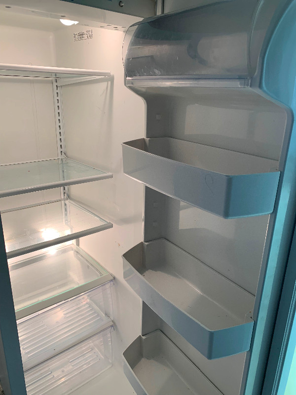 Whirpool white refridgerator in Refrigerators in City of Toronto - Image 4