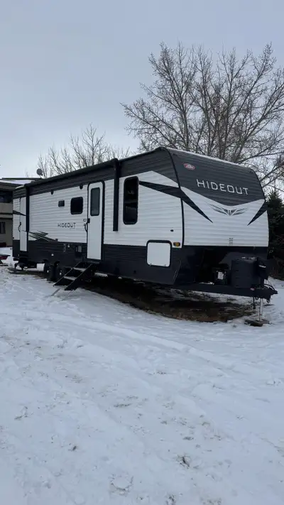 21 Keystone Hideout 31’ travel trailer bumper pull 272bh with bunkhouse, two exterior doors, and lar...