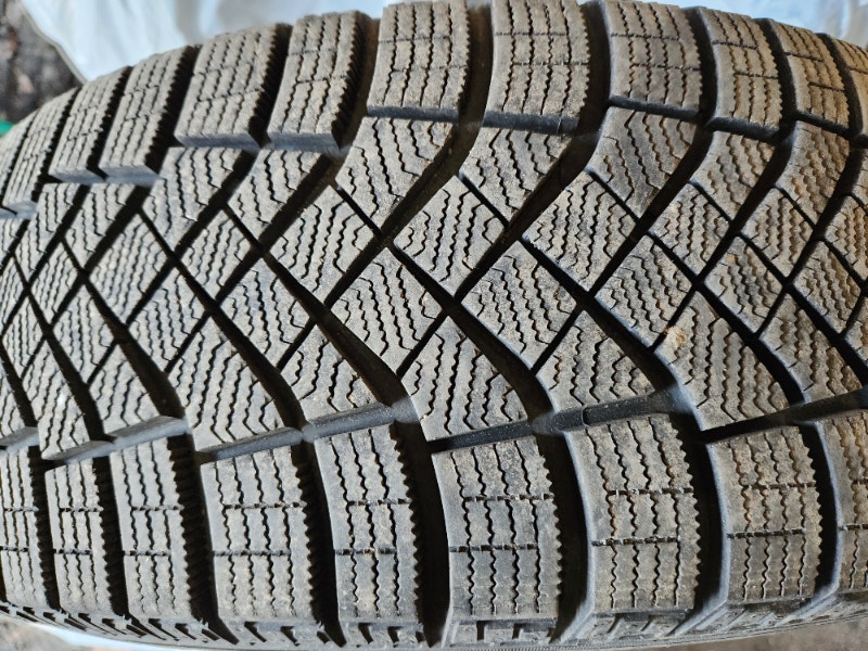 Winter Tire on rims 215/60/16 Pirelli Ice Zero Set of four tires