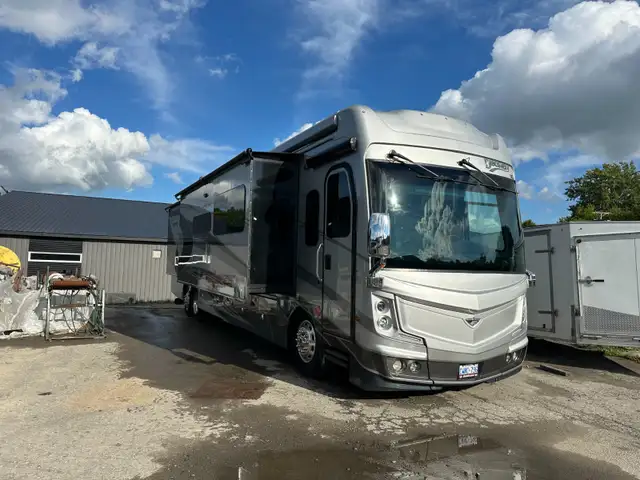 FLEETWOOD DISCOVERY LXE 44S in RVs & Motorhomes in City of Montréal - Image 2