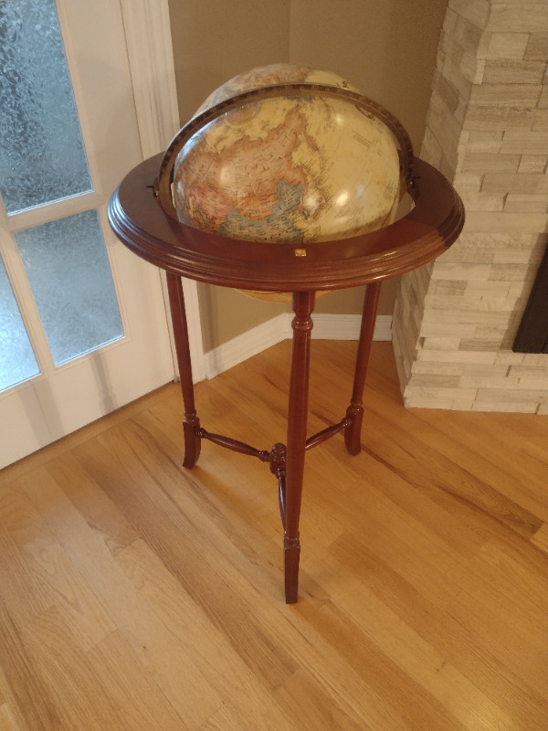 Globe Terrestre océan antique sur base de bois dans Art et objets de collection  à Laurentides - Image 3