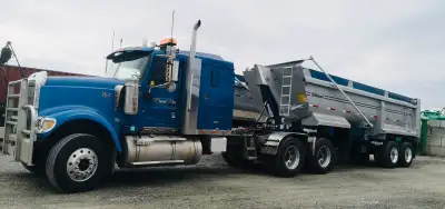 Inter 9900 caterpillar série 3406,essieux 16,46 boite Lagacé 15 ‘ remorque Miland 2023 avec Téflon a...