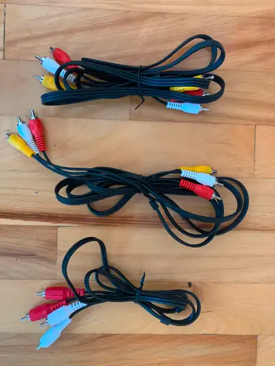Différents fils de branchement électronique dont 1 HDMI – 5 à 8$, View more