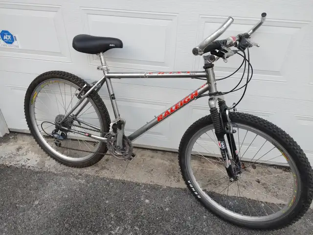 Raleigh Chill quality mountain bike with 18" aluminum frame in Mountain in Ottawa - Image 2