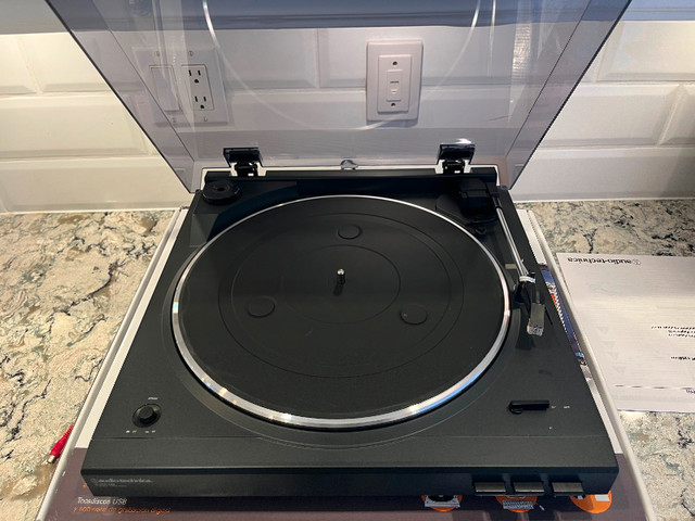 AudioTechnica Turntable in Stereo Systems & Home Theatre in Gatineau - Image 4