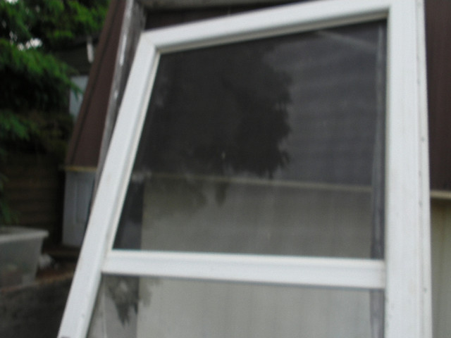 36" White Aluminum Storm door with screen in Windows, Doors & Trim in Charlottetown - Image 4