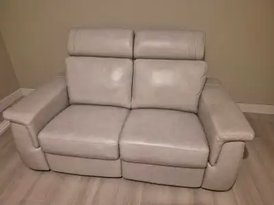 Causeuse deux places en cuir beige. Très bonne état. Dossiers inclinables. 65 pcs de large X 36 de p...