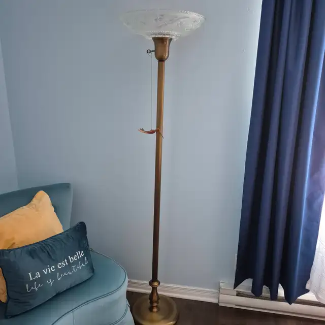 Lampe torchère antique in Indoor Lighting & Fans in Laval / North Shore - Image 4