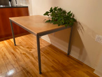 Table IKEA pour bureau de travail ou cuisine