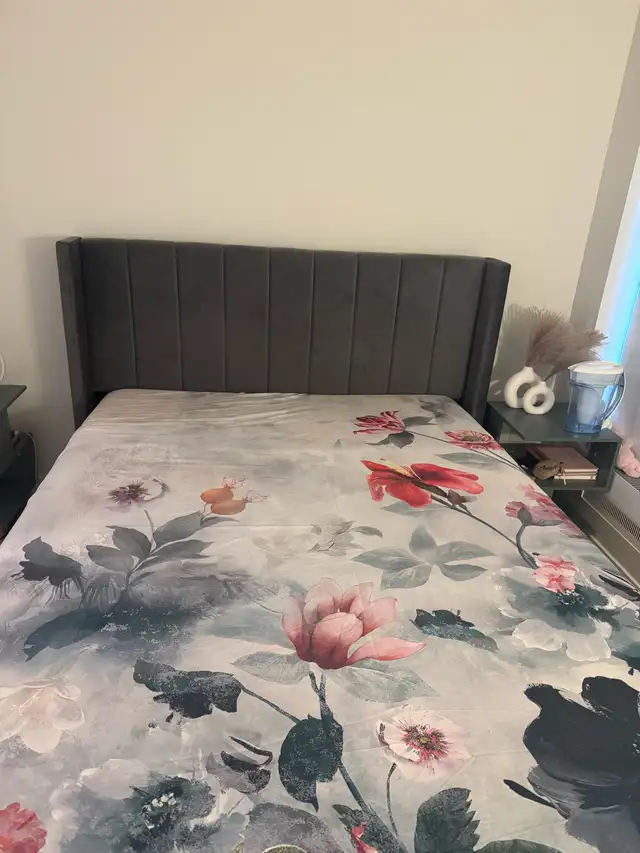 Queen bed  in Beds & Mattresses in Richmond - Image 4