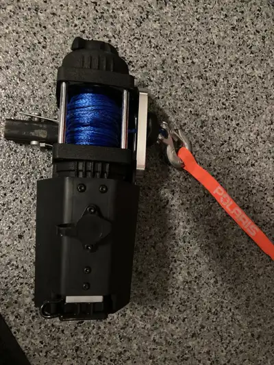 Treuil léger Polaris K-Winch 1500 1.25 receiver. Capacité de 1500 lbs. S'installe sur un hitch de 1-...