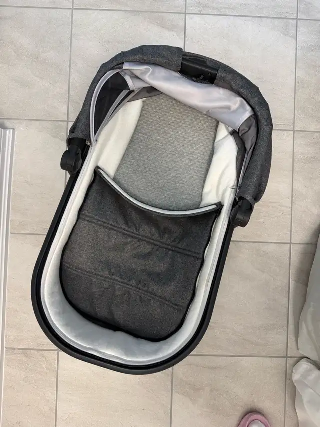 UPPAbaby Vista V2 bassinet in Cribs in Markham / York Region - Image 2
