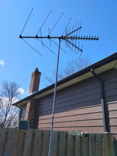 Outdoor used in in good condition can reach 68 plus channels I'm using right now I have roof stand a...