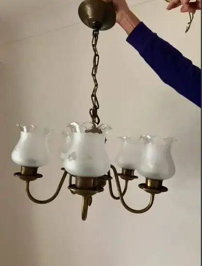 Antique solid brass chandelier in Indoor Lighting & Fans in Oakville / Halton Region - Image 3