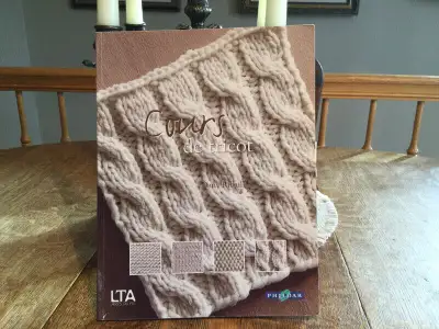 Livre de tricot an 2002 95 pages Excellent état 30$. - regardez mes autres annonces nombreux livres...