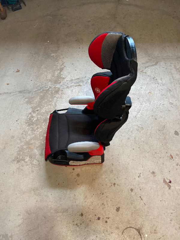 Child’s Booster Seat dans Poussettes, porte-bébés et sièges d'auto  à Région de Markham/York - Image 3