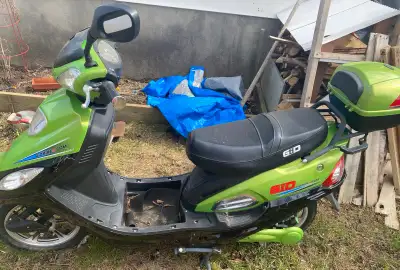 This GIO e-bike is a perfect restoration project! It's a used e-bike, meaning it's seen some adventu...