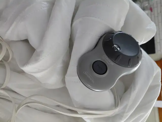 Heated Mattress Pad in Bedding in Peterborough - Image 2