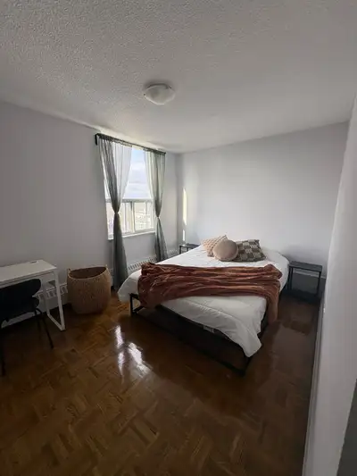 Affordable & Spacious Room near the Davisville Subway Station