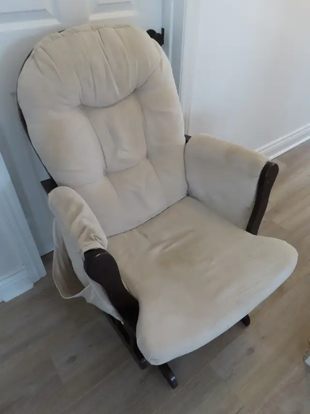 Glider rocker chair- great for soothing baby before bed! in Chairs & Recliners in Oakville / Halton Region - Image 3