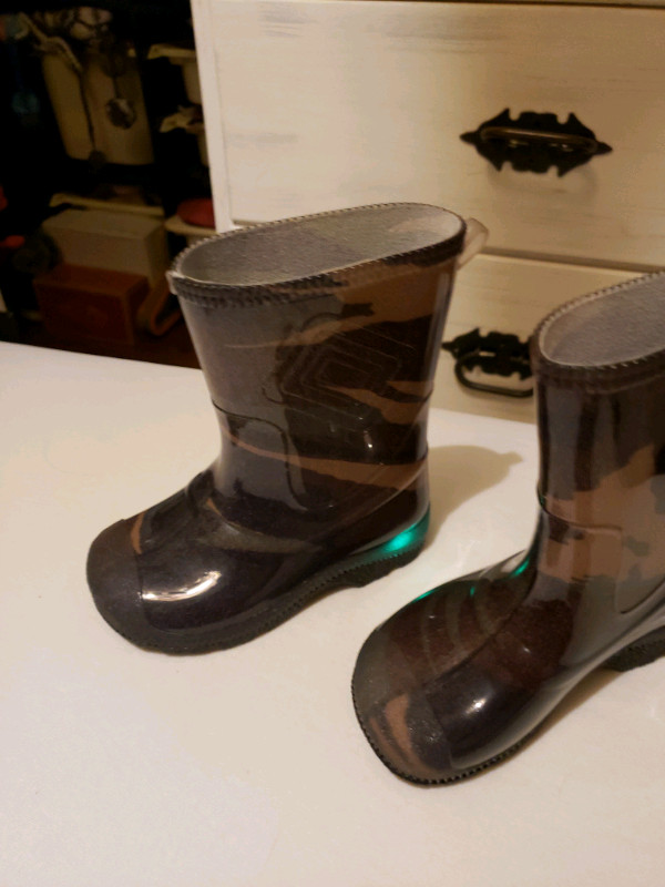 New Rain lighted boots size 8 in Clothing - 3T in Oakville / Halton Region