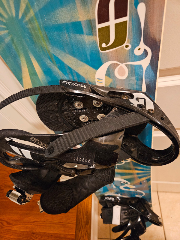 Snowboard and Bindings for sale. in Snowboard in Barrie - Image 3