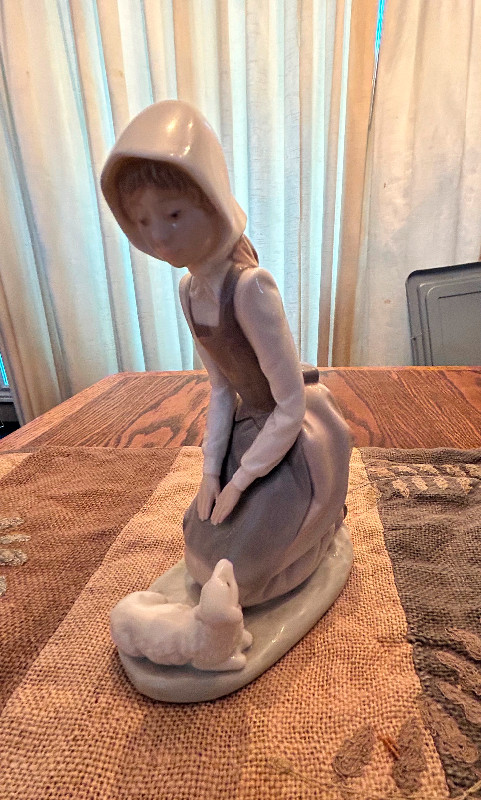 Lladro girl in Arts & Collectibles in City of Toronto
