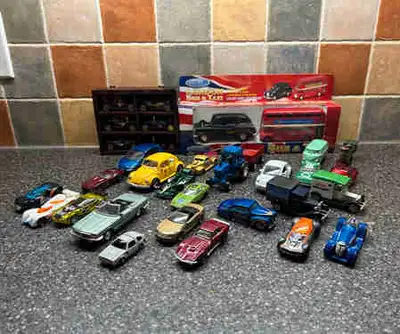 Lot de voitures de collection très variées. À vendre ensemble. Le lot contient une environ 30 voitur...