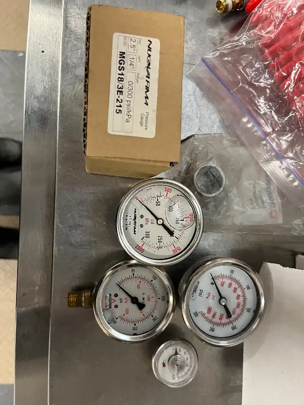 Glycerine filled pressure gauges 0-300 psi incredibly accurate. in Hand Tools in Calgary - Image 2