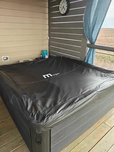 Plongez dans la détente avec ce spa MSpa en très bon état, parfait pour relaxer à la maison. Ce spa...