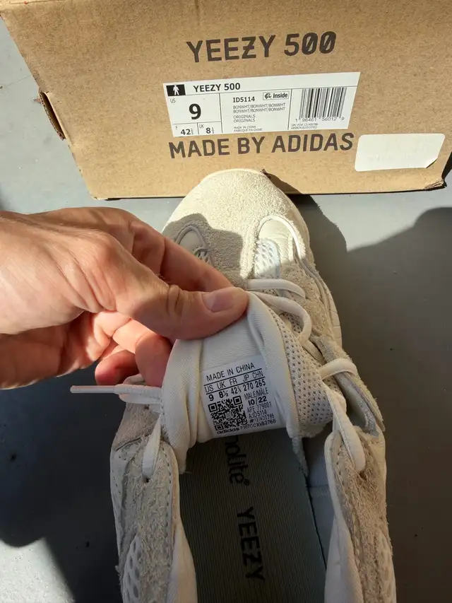 Yeezy 500 - Bone White - Men's Size 9 - With Box in Men's in Mississauga / Peel Region - Image 5