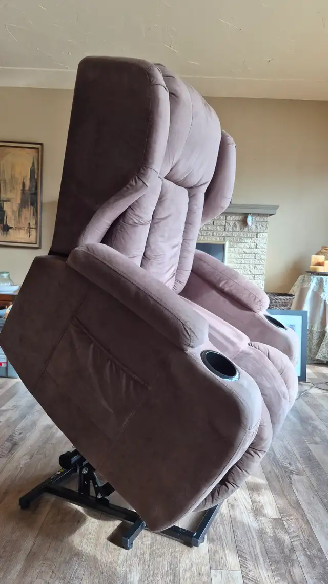 POWER TILT RECLINER in Chairs & Recliners in Penticton - Image 3