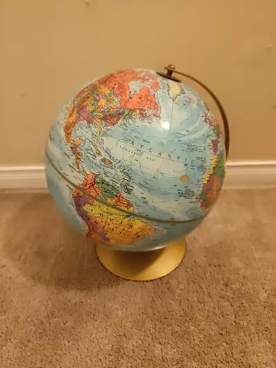 This pre-owned desktop world globe is a perfect educational tool for students or a stylish accent pi...
