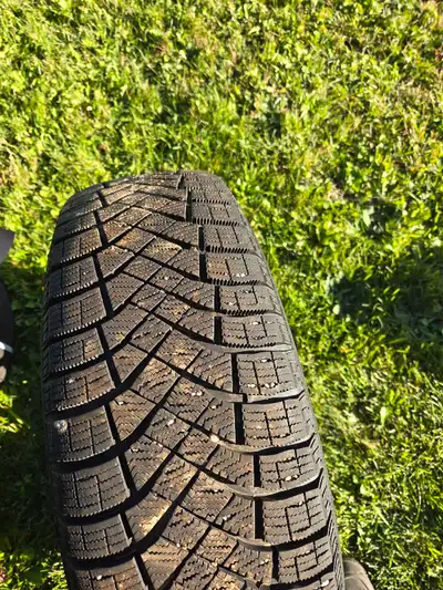 Pneus pirelli ice zéro avec jantes et enjoliveurs .215/65 R17 . Entre 8 et 9 m. (neuf = 11 ) . jante...