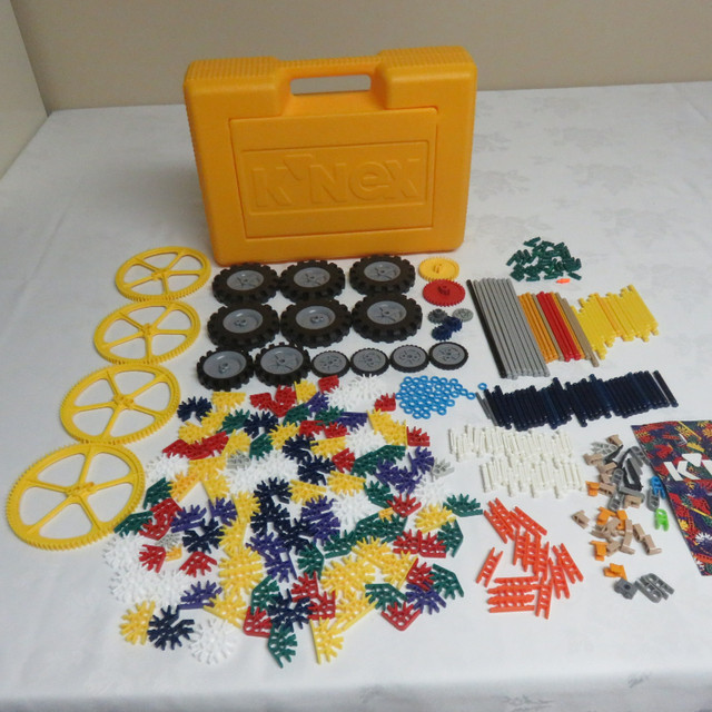 K'NEX Hard Carrying Case W/369 Pieces Yellow Vintage in Toys & Games in Red Deer - Image 4
