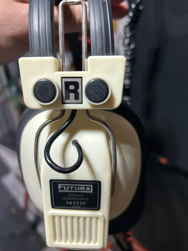 Vintage Futura Stereo Headphones 563320 Made in Japan. in Headphones in Mississauga / Peel Region - Image 4