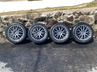 J'ai 4 pneus Nokian tyres 215/55 R18 monté sur mags RSSW ACHETÉ EN 2025 était installé sur un Buick...